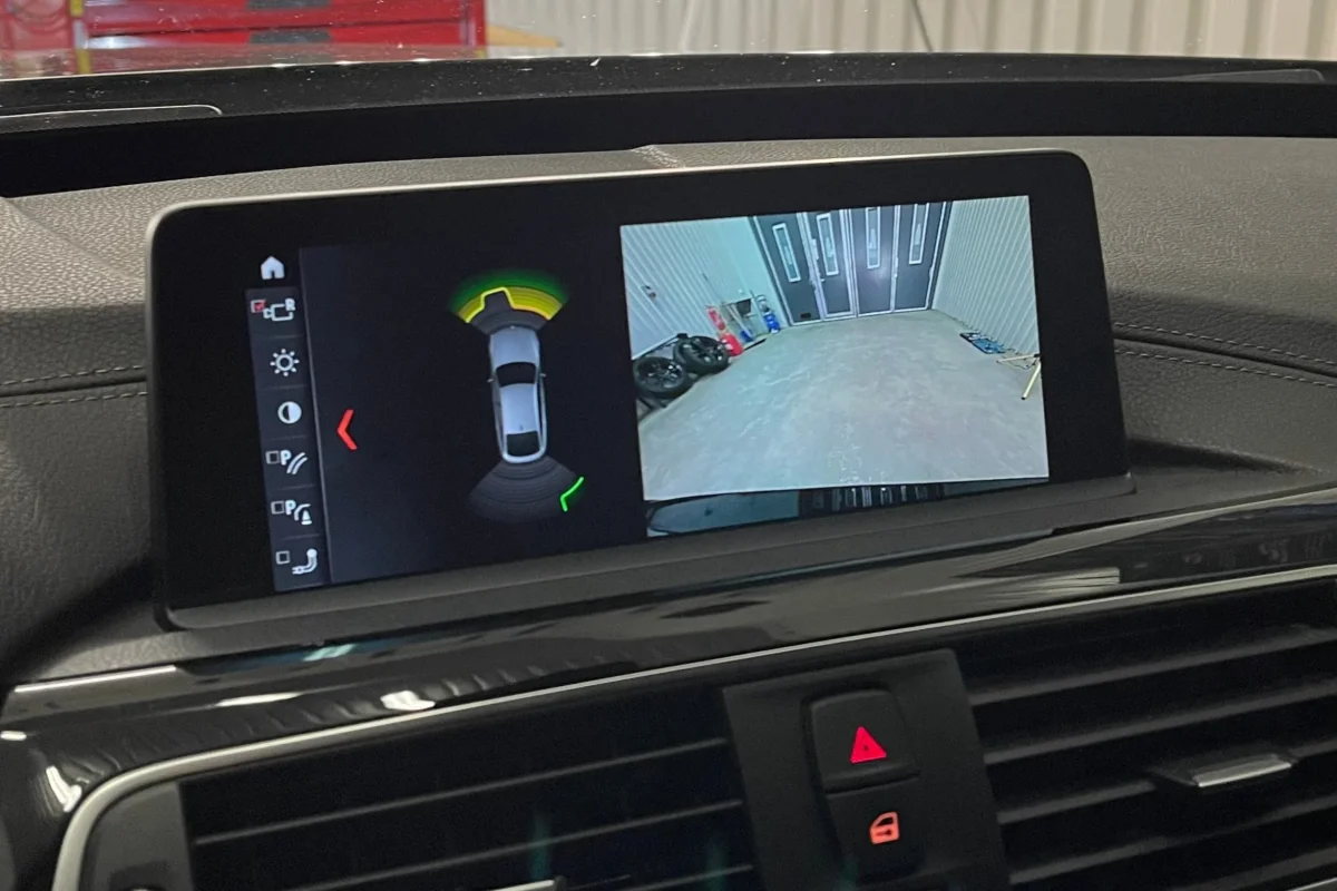 Eftermontering av backkamera BMW - Bild 2